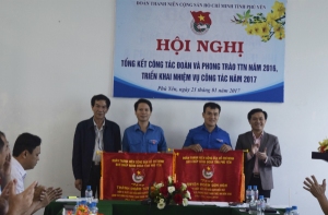 Đ/c Bùi Thanh Toàn - Tỉnh ủy viên, Bí thư Huyện ủy Đông Hòa, nguyên Bí thư Tỉnh Đoàn (bên phải) trao cờ thi đua xuất sắc dẫn đầu cho 02 đơn vị Thành Đoàn Tuy Hòa và Huyện Đoàn Sơn Hòa.