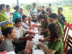 Đoàn tham gia cấp giấy chứng minh nhân dân cho người dân.