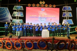 Lãnh đạo Đoàn qua các thời kỳ hát mừng sinh nhật 90 năm Ngày thành lập Đoàn.