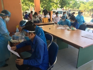 Lấy mẫu xét nghiệm Covid-19 cho học sinh trên địa bàn huyện.