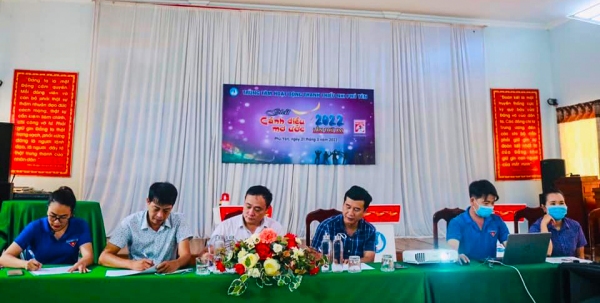 Ban Giám khảo chấm clip của các thí sinh tham gia vòng sơ khảo Giải “Cánh diều mơ ước”.