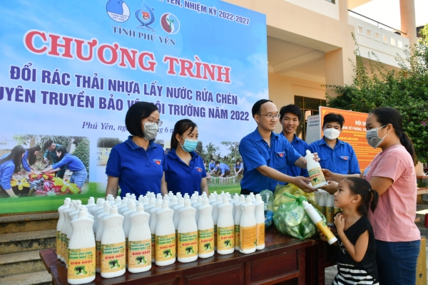 Đồng chí Trần Minh Trí - Phó Bí thư Tỉnh Đoàn cùng đoàn viên, thanh niên tham gia gian hàng đổi ve chai lấy nước rửa chén sinh học cho người dân trên địa bàn TP Tuy Hòa.
