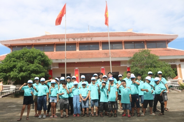 Thanh thiếu nhi chụp hình lưu niệm tại Di tích lịch sử cấp quốc gia Thành An Thổ (huyện Tuy An).