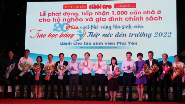 Lãnh đạo tỉnh tặng hoa cảm ơn các đơn vị, doanh nghiệp ủng hộ kinh phí xây nhà cho hộ nghèo và gia đình chính sách.