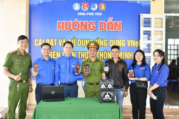 Đoàn viên, thanh niên cài đặt và sử dụng ứng dụng Định danh điện tử (App VNeID) trên điện thoại thông minh.