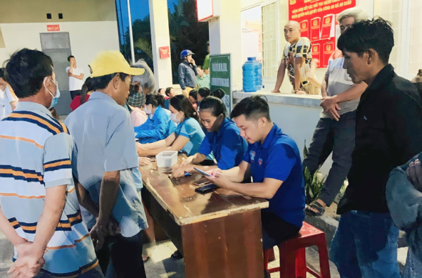 Không quản ngày đêm, đoàn viên thanh niên xã An Xuân, huyện Tuy An tích cực hướng dẫn người dân cài đặt ứng dụng VNeID, kích hoạt định danh điện tử mức độ 1. Ảnh: CTV