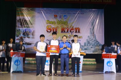 Đồng chí Lương Minh Tùng - UVBCH Trung ương Đoàn, Bí thư Tỉnh đoàn Phú Yên trao thưởng cho các thí sinh Trường THPT Nguyễn Văn Linh - Giải Nhất