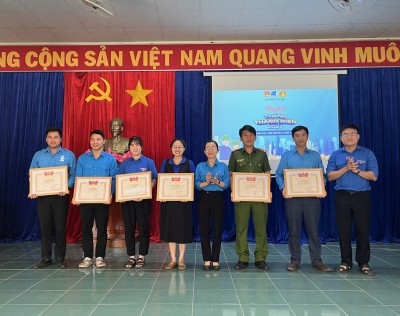 Huyện Đoàn trao bằng khen của BCH Trung ương Đoàn cho các tập thể và cá nhân đã có thành tích xuất sắc trong công tác Đoàn và phong trào thanh thiếu nhi năm 2023.