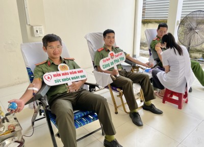 ĐVTN tham gia hiến máu đột xuất phục vụ công tác cấp cứu.