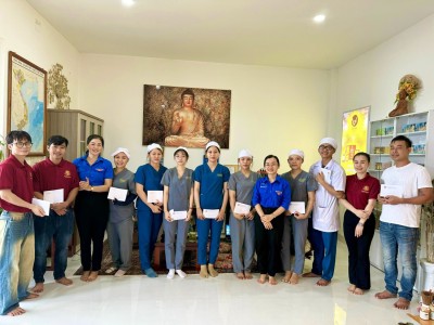 Đoàn trao tặng quà cho thanh niên công nhân có hoàn cảnh khó khăn.
