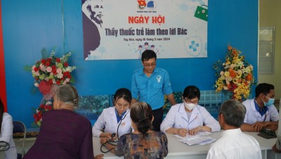 Y, bác sỹ trẻ khám bệnh, tư vấn sức khỏe và cấp phát thuốc cho người dân.