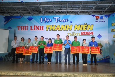 Thường trực Tỉnh Đoàn trao giải toàn đoàn cho các đơn vị tham gia hội trại.