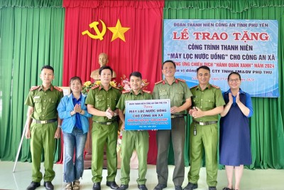 Trao tặng công trình thanh niên “Máy lọc nước uống” cho Công an xã Ea Bar.