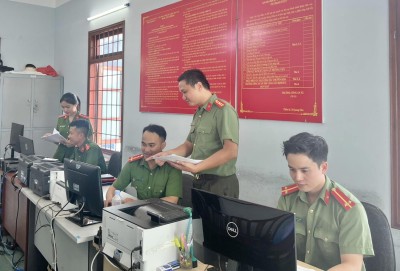 Hỗ trợ Công an xã Ea Ly cập nhật dữ liệu dân cư mở rộng