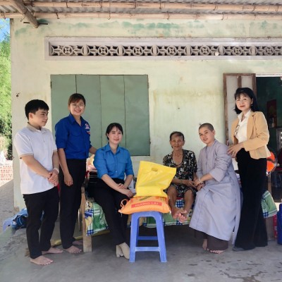 Trao tặng quà cho người dân có hoàn cảnh khó khăn.