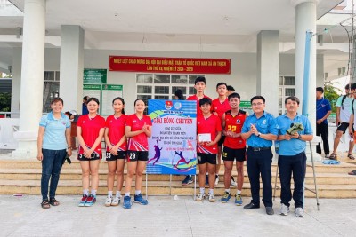Ban Tổ chức trao giải nhất cho đơn vị xã An Dân.