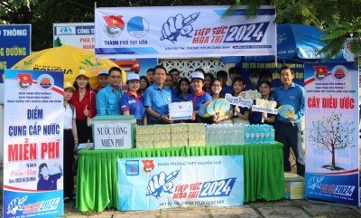 Đồng chí Lương Minh Tùng  - Bí thư Tỉnh Đoàn, Chủ tịch Hội LHTN Việt Nam tỉnh đến thăm hỏi, động viên đội hình Tiếp sức mùa thi năm 2024