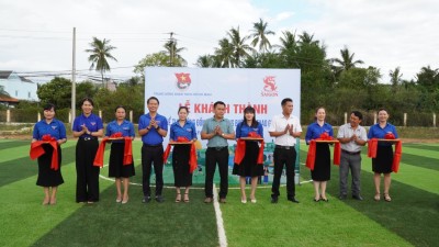 Thường trực Tỉnh Đoàn, đại diện đơn vị tài trợ và chính quyền địa phương cắt băng khánh thành công trình thanh niên “Sân thể thao cộng đồng”.