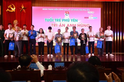 Đồng chí Cao Thị Hòa An, Phó Bí thư Thường trực Tỉnh ủy, Chủ tịch HĐND tỉnh trao quà và ảnh cho thân nhân, gia đình các liệt sĩ.