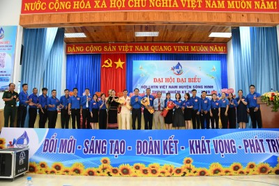 Thường trực Tỉnh Đoàn và Thường trực Huyện ủy Sông Hinh tặng hoa chúc mừng các anh, chị vào Ủy ban Hội LHTN Việt Nam huyện Sông Hinh, khóa VII. trao giải cho các đơn vị tham gia Ngày hội “Sinh viên thể lực tốt”.
