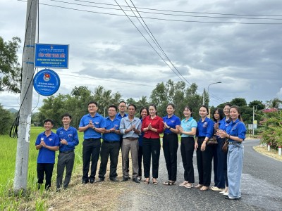 Các đồng chí lãnh đạo và ĐVTN tiến hành khánh thành và bàn giao công trình.