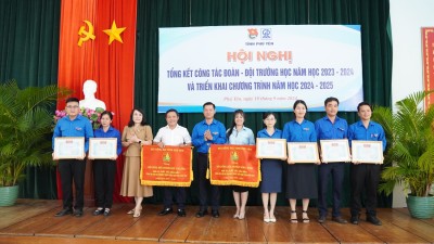 Thường trực Tỉnh Đoàn, Hội đồng Đội tỉnh trao cờ và bằng khen cho các đơn vị xuất sắc công tác Đội và phong trào thiếu nhi năm học 2023 - 2024.