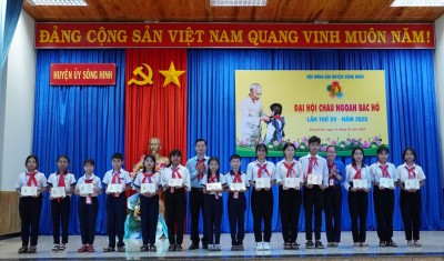 Đại biểu Lãnh đạo trao tuyên dương khen thưởng cho các em tại Đại hội