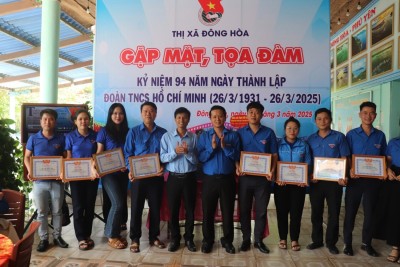 Tuyên dương, khen thưởng cho các cán bộ Đoàn các đơn vị về thành tích tiêu biểu.