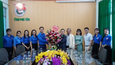 Ban Giám hiệu Trường THPT Chuyên Lương Văn Chánh tặng hoa chúc mừng Tỉnh Đoàn.