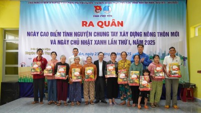 Lãnh đạo Ban Tuyên giáo và Dân vận Tỉnh ủy, Thường trực Tỉnh Đoàn trao quà hộ gia đình neo đơn, hộ gia đình có hoàn cảnh kinh tế đặc biệt khó khăn tại thôn Phong Hanh, xã An Định.