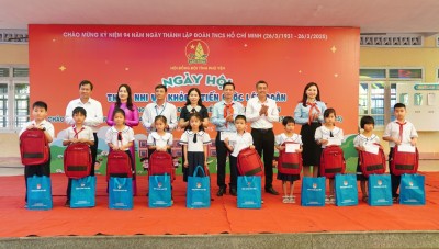 Ban tổ chức trao quà cho các em đội viên, học sinh có hoàn cảnh khó khăn vươn lên học tốt đang học tại Trường Tiểu học Hòa Bình 1 (H. Tây Hòa).