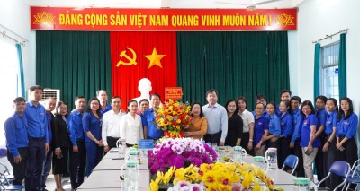 Đồng chí Cao Thị Hòa An, Phó Bí thư Thường trực Tỉnh ủy, Chủ tịch HĐND tỉnh cùng các đồng chí trong Ban Thường vụ Tỉnh ủy tặng hoa chúc mừng Tỉnh Đoàn nhân kỷ niệm 94 Ngày thành lập Đoàn TNCS Hồ Chí Minh.