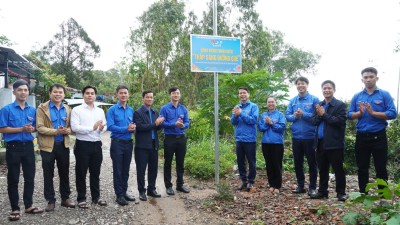 Thường trực Tỉnh đoàn, Thị đoàn Đông Hòa cùng đoàn viên, thanh niên khánh thành công trình Thắp sáng đường quê tại xã Hòa Xuân Nam, TX Đông Hòa.