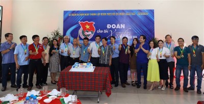 Các đại biểu, cán bộ đoàn các thời kỳ cắt bánh kem chúc mừng 94 năm Ngày thành lập Đoàn.