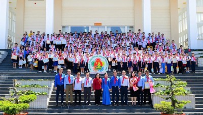 206 đại biểu Cháu ngoan Bác Hồ cấp tỉnh chụp hình lưu niệm cùng các đồng chí lãnh đạo tỉnh tại Đại hội Cháu ngoan Bác Hồ tỉnh Phú Yên lần thứ XIV năm 2025.