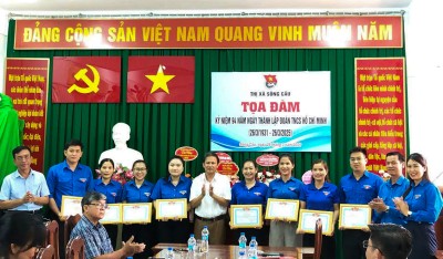 Ban Thường vụ Thị Đoàn khen thưởng cá nhân có thành tích tiêu biểu, xuất sắc trong công tác Đoàn.