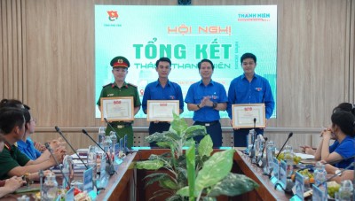 Đ/c Lương Minh Tùng, Bí thư Tỉnh Đoàn, Chủ tịch Hội LHTN Việt Nam tỉnh tặng bằng khen cho các tập thể có thành tích xuất sắc trong Tháng Thanh niên năm 2025.