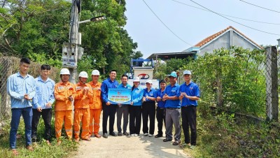 Khánh thành công trình thanh niên “Thắp sáng đường quê”.