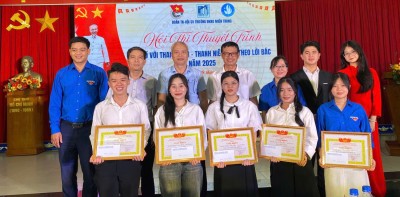 Ban tổ chức trao giải cho các thí sinh.