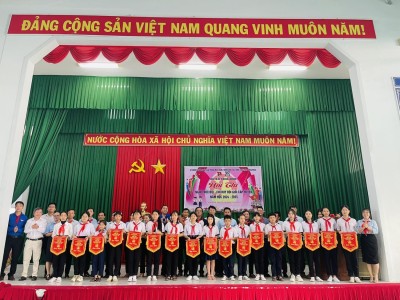 Ban tổ chức trao cờ lưu niệm