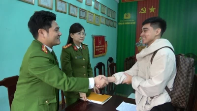 Anh Nguyễn Văn Hùng (áo trắng) đến trụ sở Công an phường An Cựu (quận Thuận Hóa, thành phố Huế) trình báo sự việc có người chuyển nhầm tiền vào tài khoản của mình, và nhờ công an tìm người trả lại.