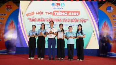 Ban tổ chức trao giải nhất cho đội: Huyện Đoàn Tây Hòa - Huyện Đoàn Sông Hinh - Đoàn Trường Đại học Phú Yên.