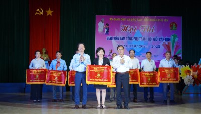 Ban tổ chức trao cờ thưởng giải nhất toàn đoàn cho đơn vị thành phố Tuy Hòa.