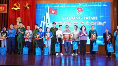 Lãnh đạo Ban Nội chính Tỉnh ủy và Thường trực Tỉnh Đoàn trao di ảnh và quà cho các gia đình thân nhân liệt sĩ.
