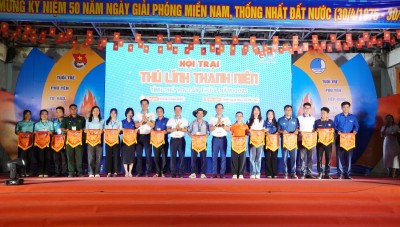 Ban Tổ chức Hội trại trao cờ lưu niệm cho các đơn vị tham gia.