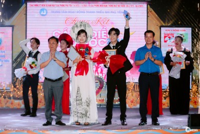  Ban Tổ chức trao giải nhất ở thể loại hát cho các thí sinh.
