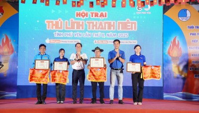 Ban Tổ chức trao giải toàn đoàn cho các đơn vị tham gia.