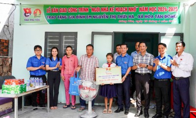 Tỉnh Đoàn, Hội đồng Đội tỉnh, Hội đồng Đội thị xã Đông Hòa cùng các đơn vị, chính quyền địa phương bàn giao ngôi nhà “Kế hoạch nhỏ” cho gia đình em Nguyễn Thị Thúy Hà.