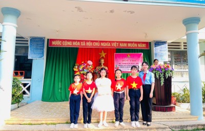 Trao giải cho tập thể đạt Giải nhất Hội thi.