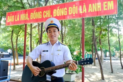 Trung úy chuyên nghiệp Lê Gia Huy cùng chiếc đàn gắn bó với các buổi diễn văn nghệ ở đảo Sinh Tồn Đông, quần đảo Trường Sa - Ảnh: HÀ QUÂN